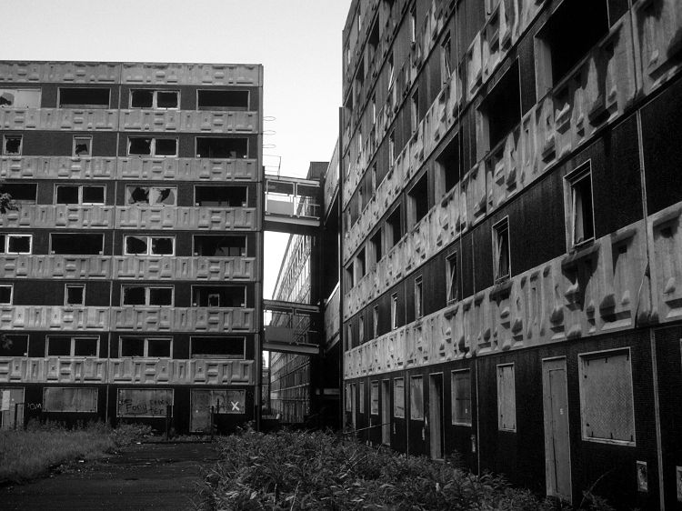 Aerial walkways connecting blocks at Hutchesontown 'Area E'