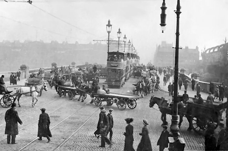 >BBusy traffic in early 20th century view from  north side of Jamaica Bridge 