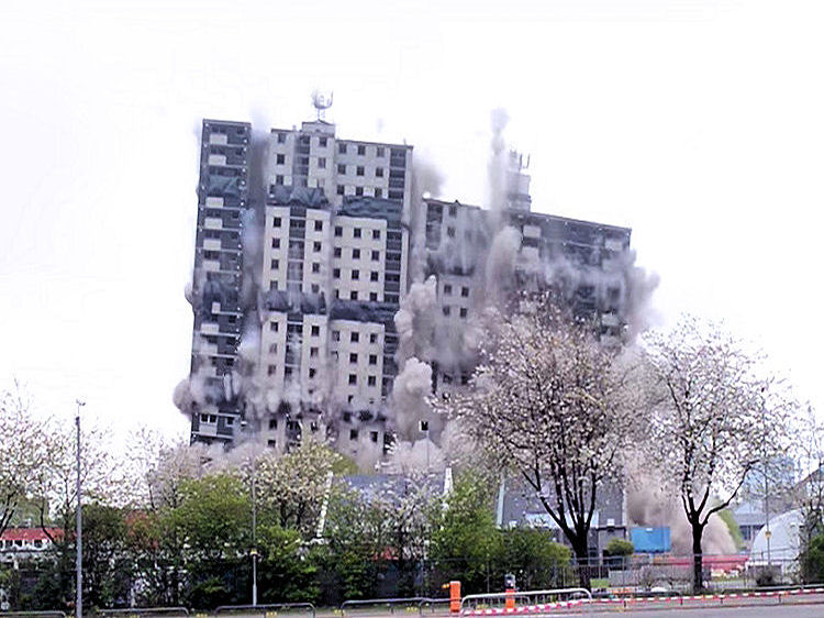 Demolition of last tower block at Norfolk Court Laurieston, 8th May 2016
