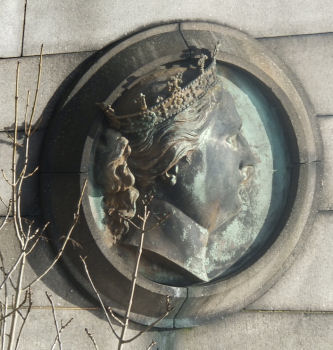Bronze plaque of Queen Victoria at Albert Bridge, Glasgow