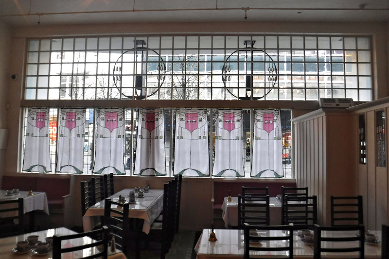 Former display window of retail unit after restoration of 2018 </U>
