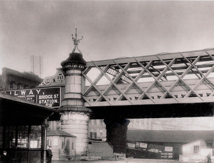 Sign pointing to terminal platforms at Bridge Street Station