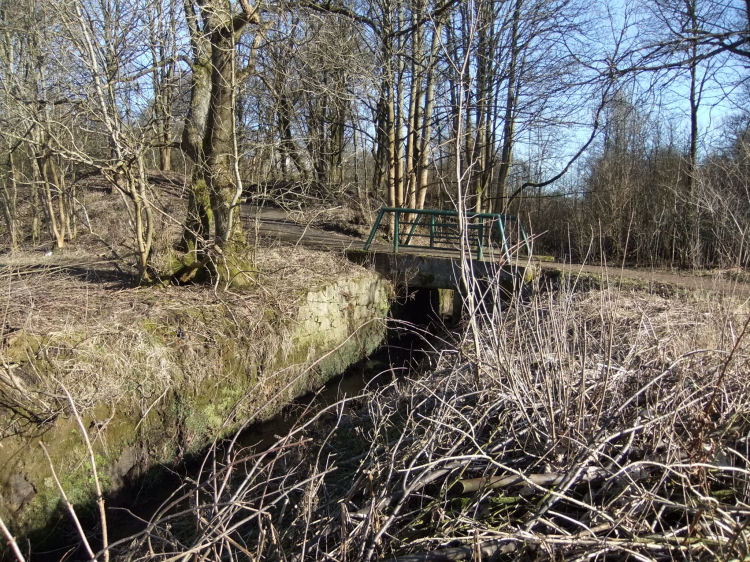 Small stream entering the White Cart at city boundary, with Glasgow (left) and Renfrewshire (right)