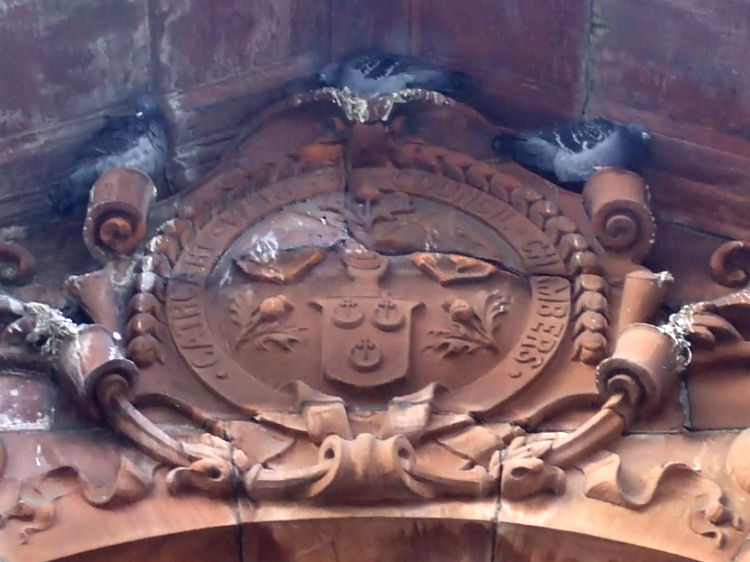 Pigeons roosting above Cathcart coat of arms
