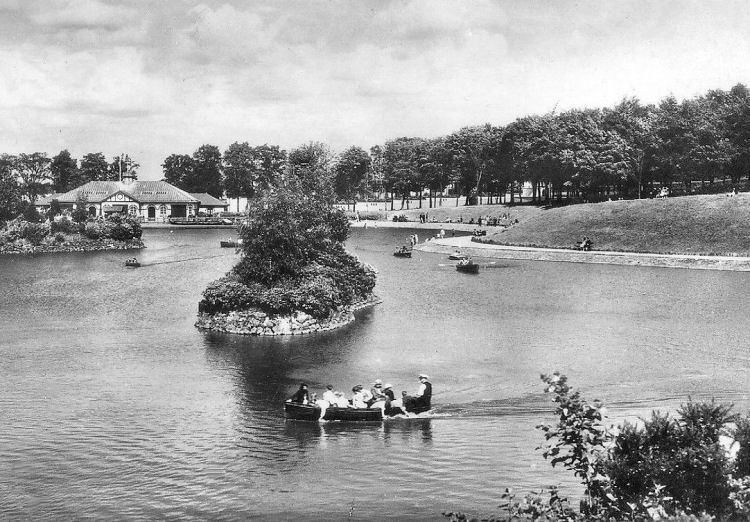 Boating pond at Rouken Glen