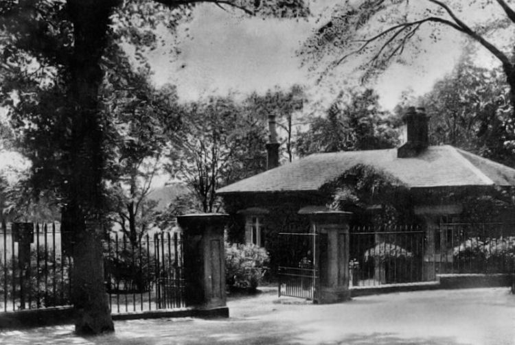 Gatehouse at Rouken Glen, shortly after the arrival of the trams in 190