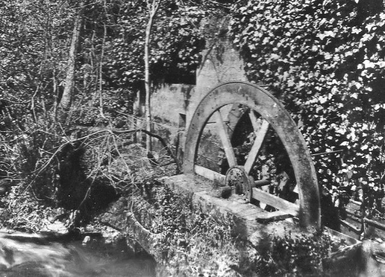 Mill wheel  at pump house, Rouken Glen