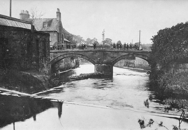 Old photograph of Shaw Bridge, Pollokshaws, from a weir on White Cart Water