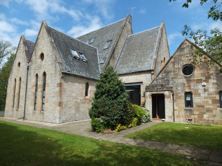 Thornliebank Woodlands Parish Church from the south-east