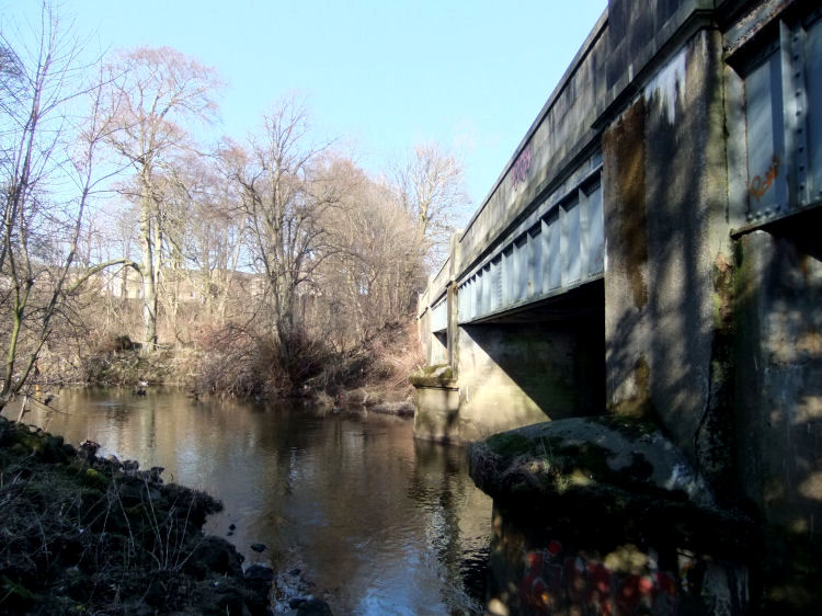 White Cart Water flowing under Howford Bridge at Crookston Road
