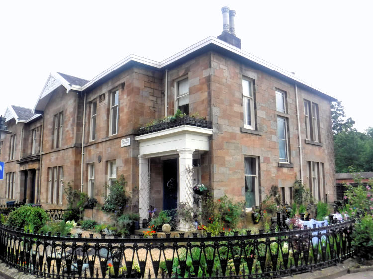 End Terrace houses at Millbrae Crescent from the west
