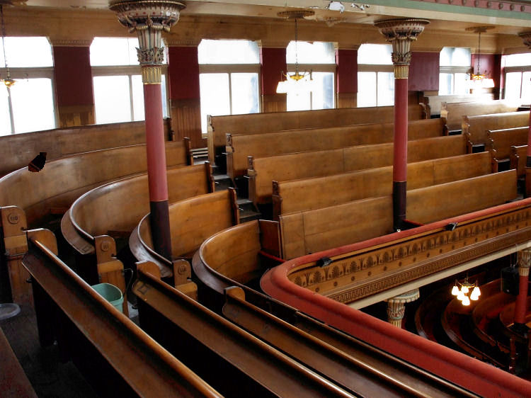 Curved pews at St Vincent Street Church