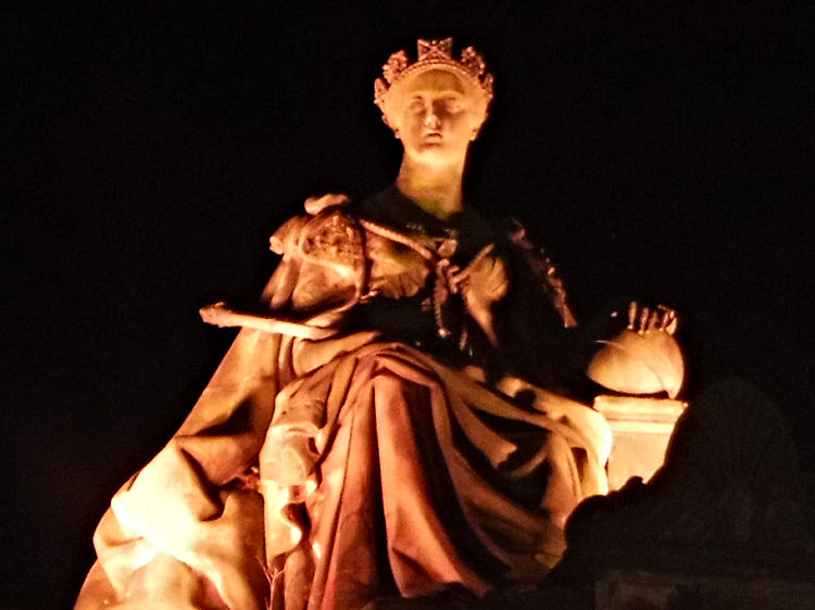 Night view of Queen Victoria over the Royal Scottish Academy