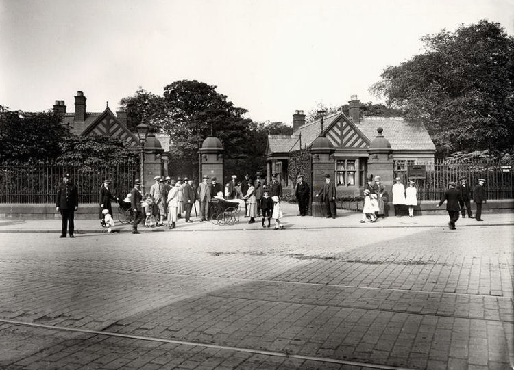 Crowds at Botanic Gardens gates c.1930