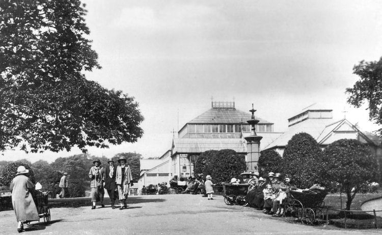 Inter-war ladies with babies in perambulators at Botanic Gardens