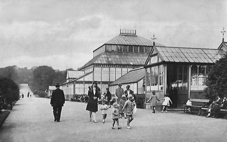 Inter-war scene of mothers and children at Botanic Gardens, Glasgow