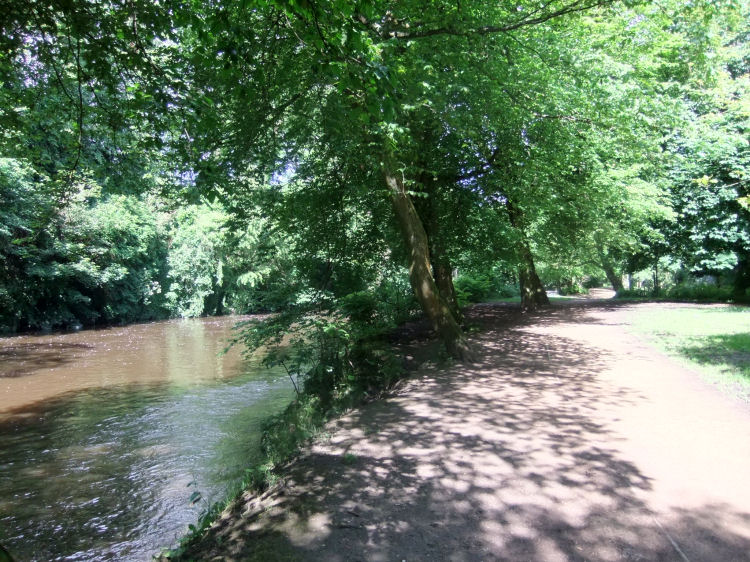 Riverside path on Kelvin Walkway