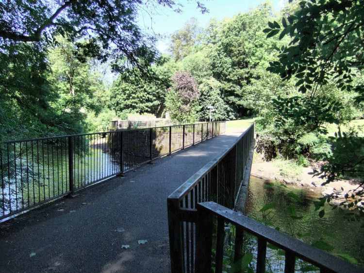 Footbridge leading to Kelvin Walkway at North Woodside Flint Mill