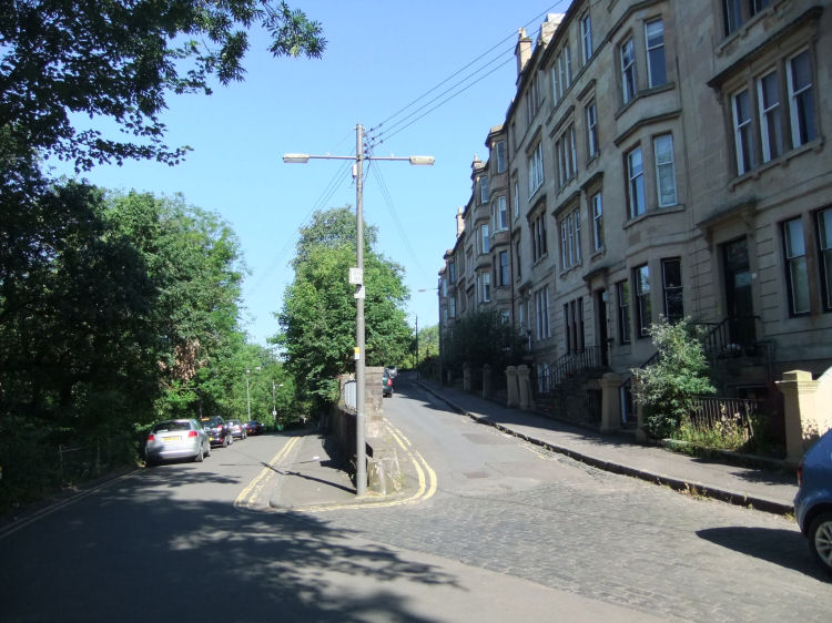 Carriageway leading to the top of the retaining wall